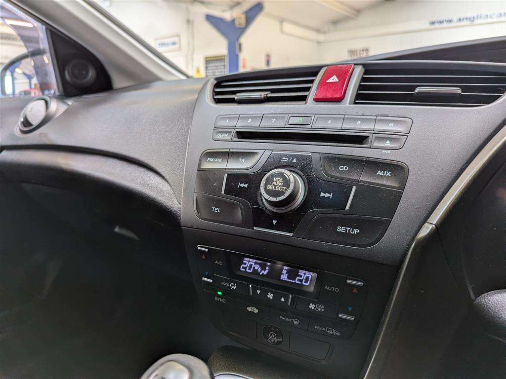 <p>2013 HONDA CIVIC I-DTEC ES</p>