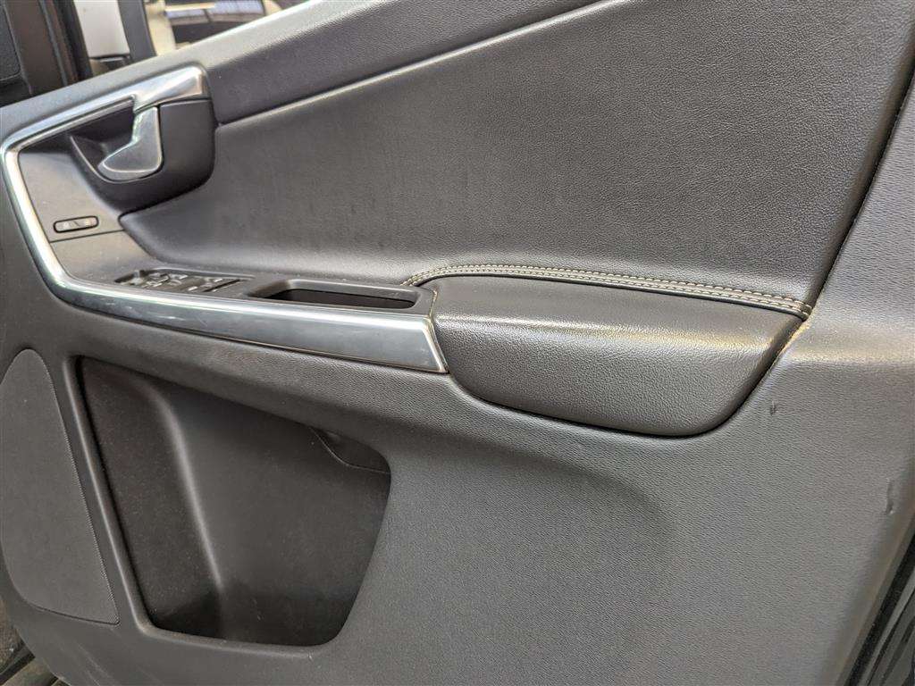 <p>2015 VOLVO XC60 R-DESIGN NAV D4 AUTO</p>