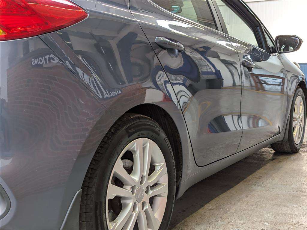 <p>2015 KIA CEED 3 ECODYNAMICS</p>