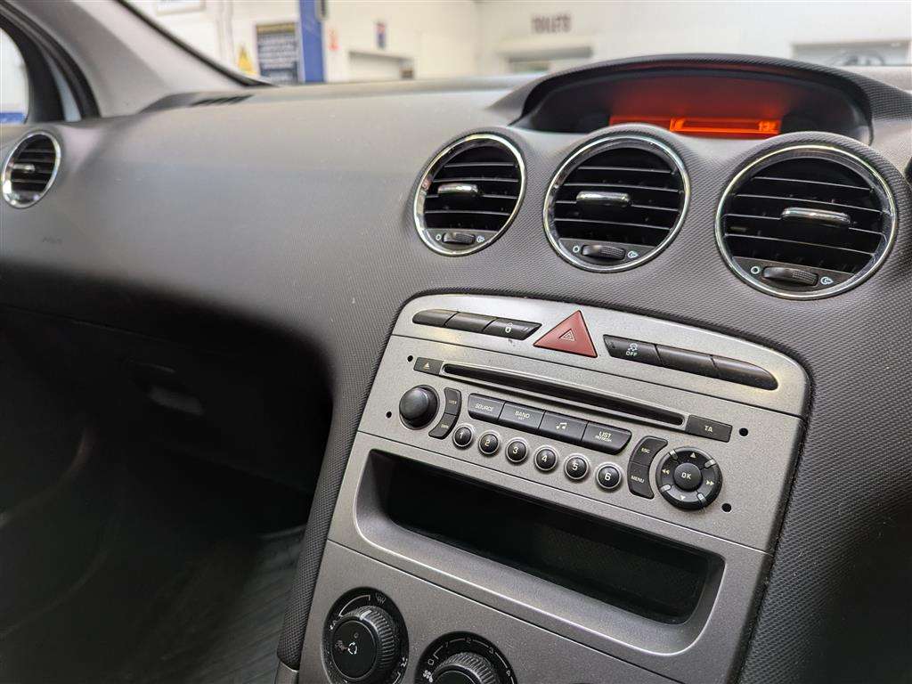 <p>2013 PEUGEOT 308 ACCESS SW HDI</p>