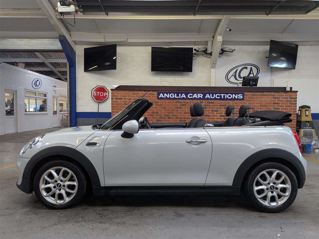 <p>2017 MINI COOPER</p>