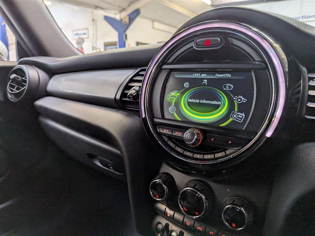 <p>2017 MINI COOPER</p>