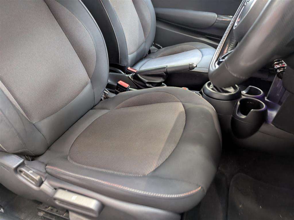 <p>2017 MINI COOPER</p>