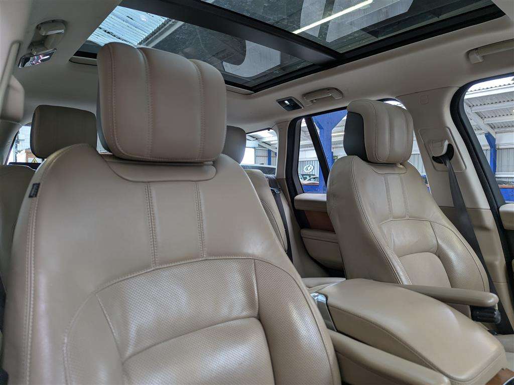 <p>2019 LAND ROVER RANGE ROVER VOGUE SDV6 AU</p>