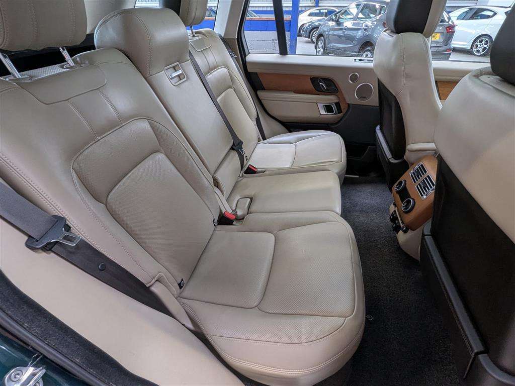 <p>2019 LAND ROVER RANGE ROVER VOGUE SDV6 AU</p>