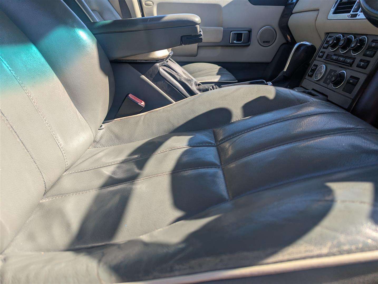 <p>2004 LAND ROVER RANGE ROVER HSE TD6 AUTO</p>