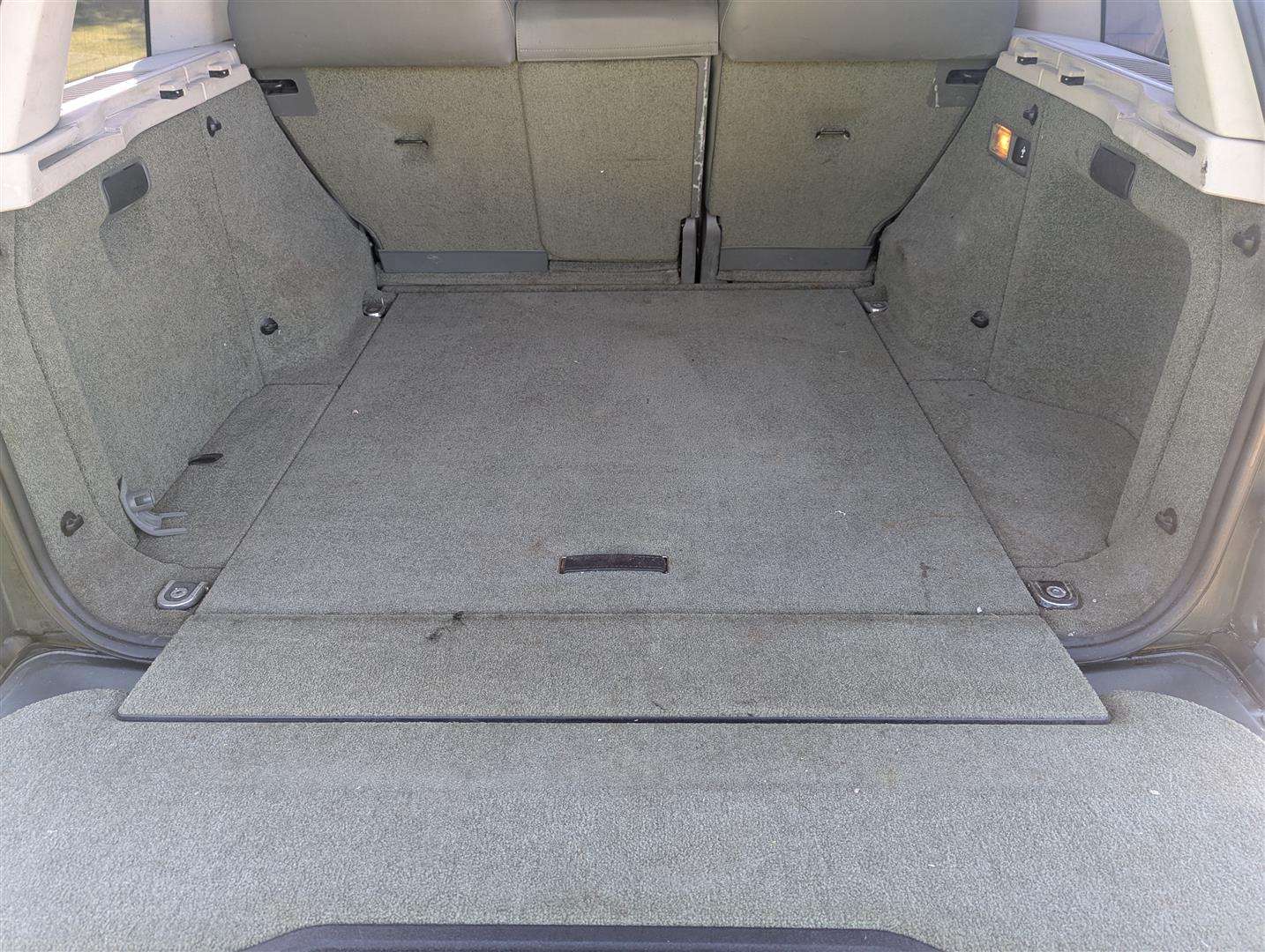 <p>2004 LAND ROVER RANGE ROVER HSE TD6 AUTO</p>