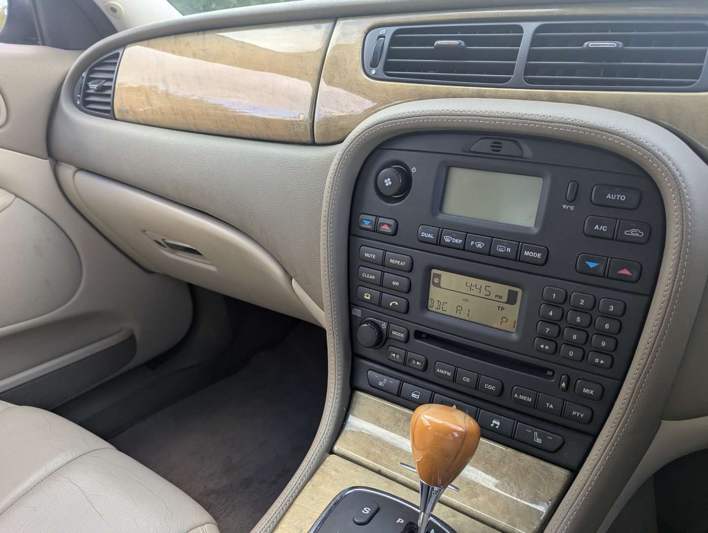 <p>2004 JAGUAR S-TYPE V6 SE AUTO</p>