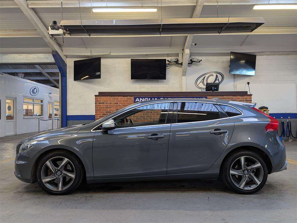 <p>2013 VOLVO V40 R-DESIGN D4</p>