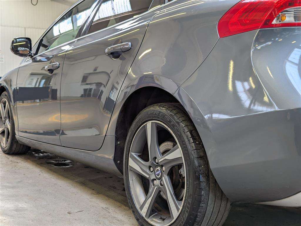 <p>2013 VOLVO V40 R-DESIGN D4</p>