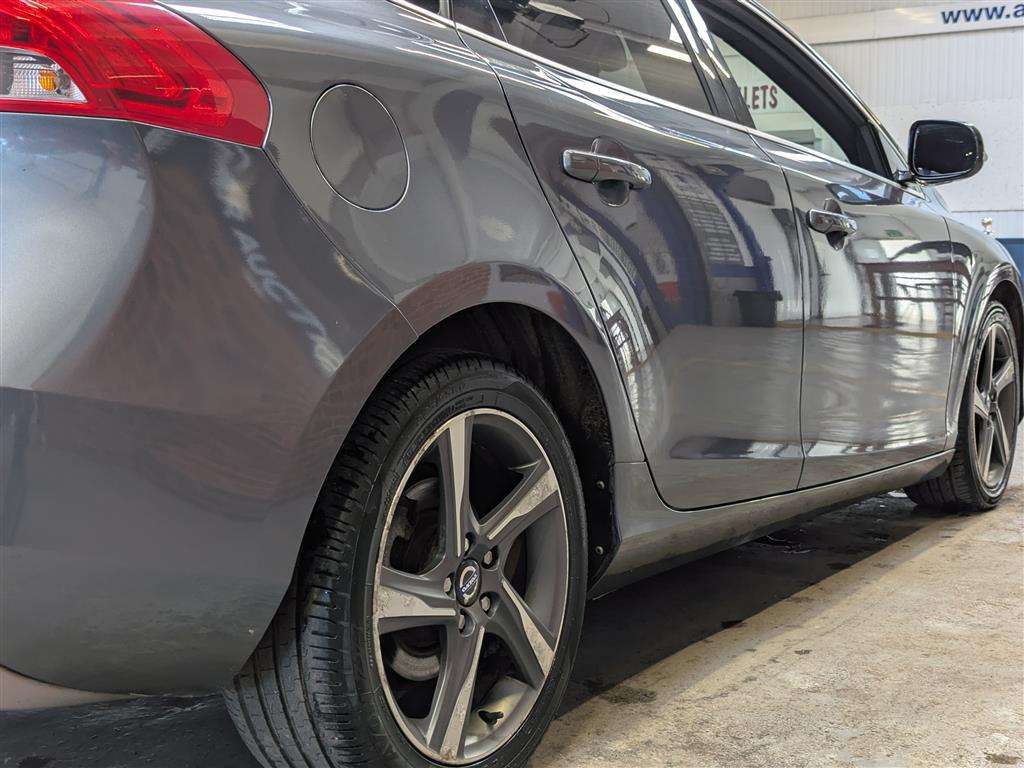 <p>2013 VOLVO V40 R-DESIGN D4</p>