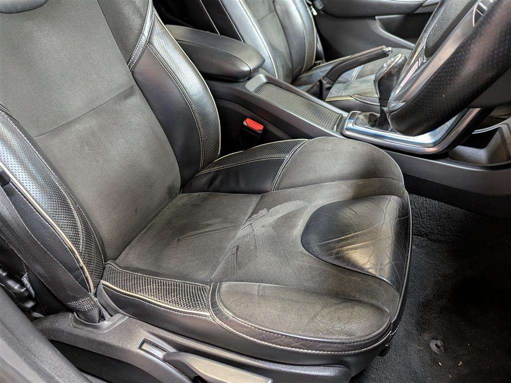 <p>2013 VOLVO V40 R-DESIGN D4</p>