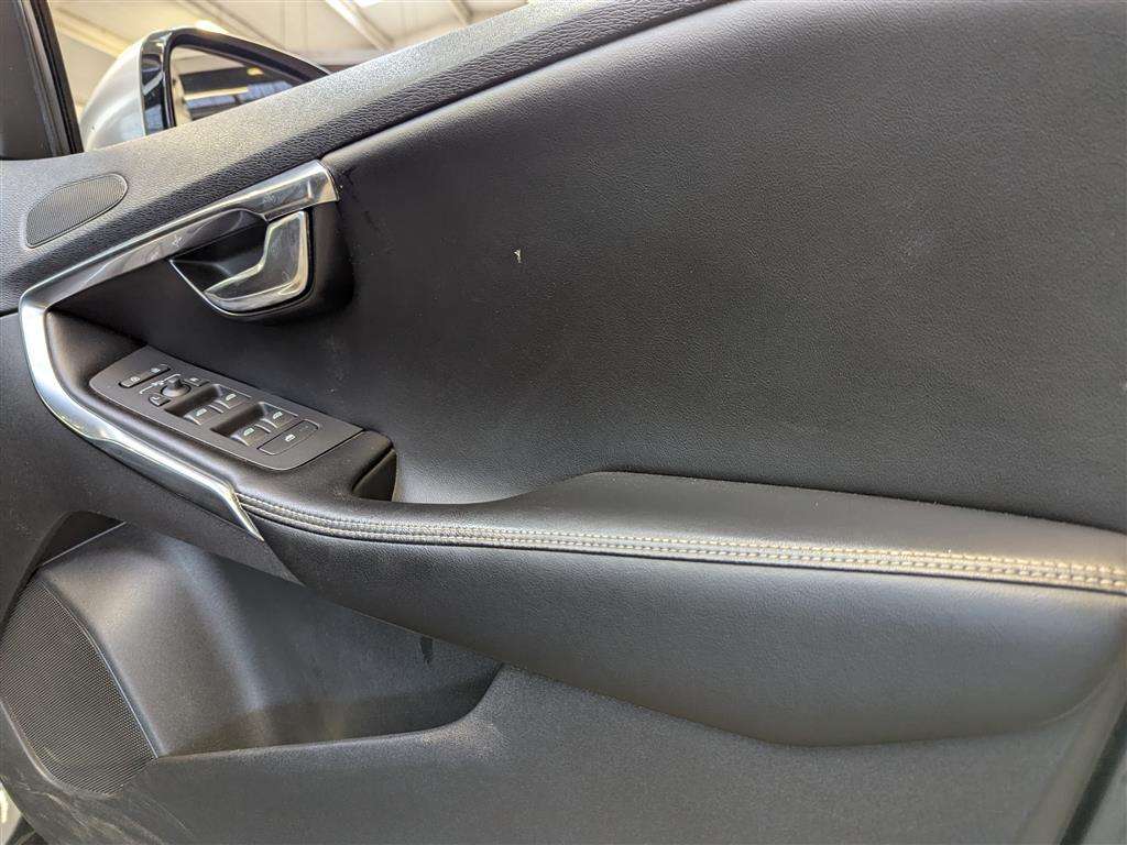 <p>2013 VOLVO V40 R-DESIGN D4</p>