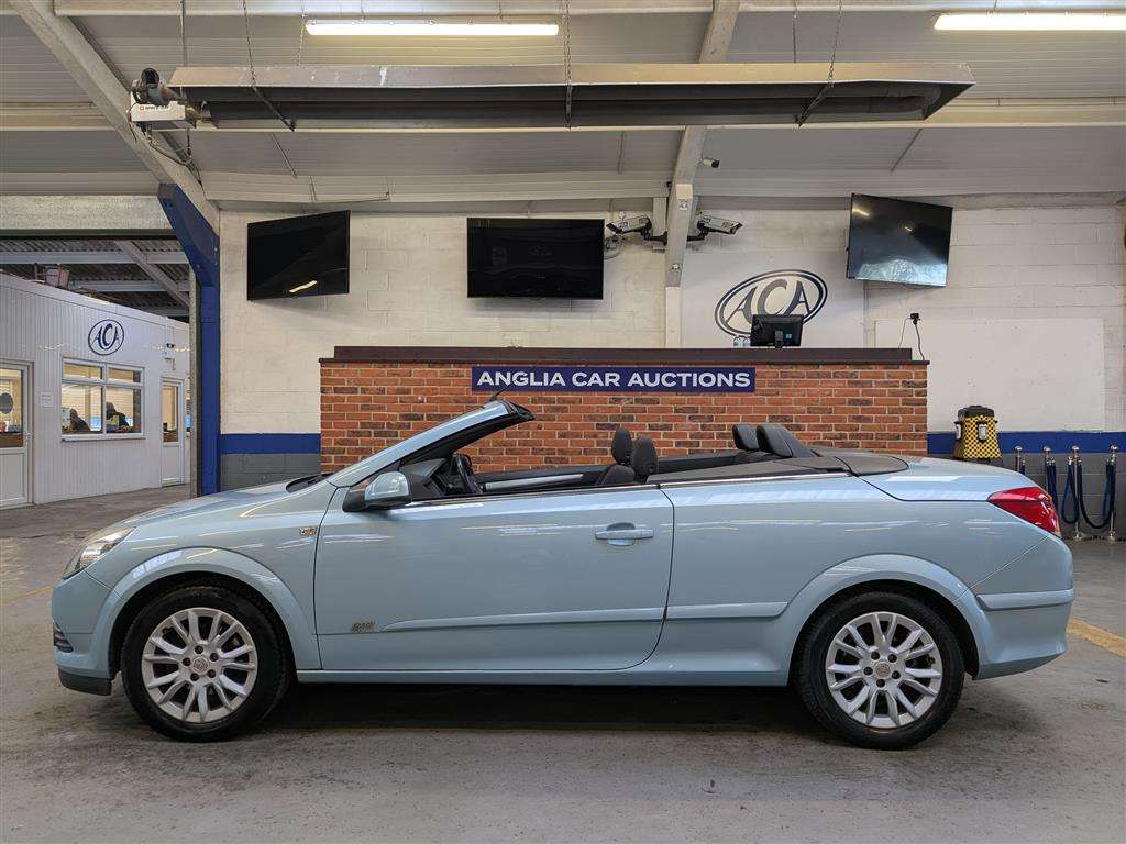 <p>2009 VAUXHALL ASTRA TWINTOP SPORT</p>