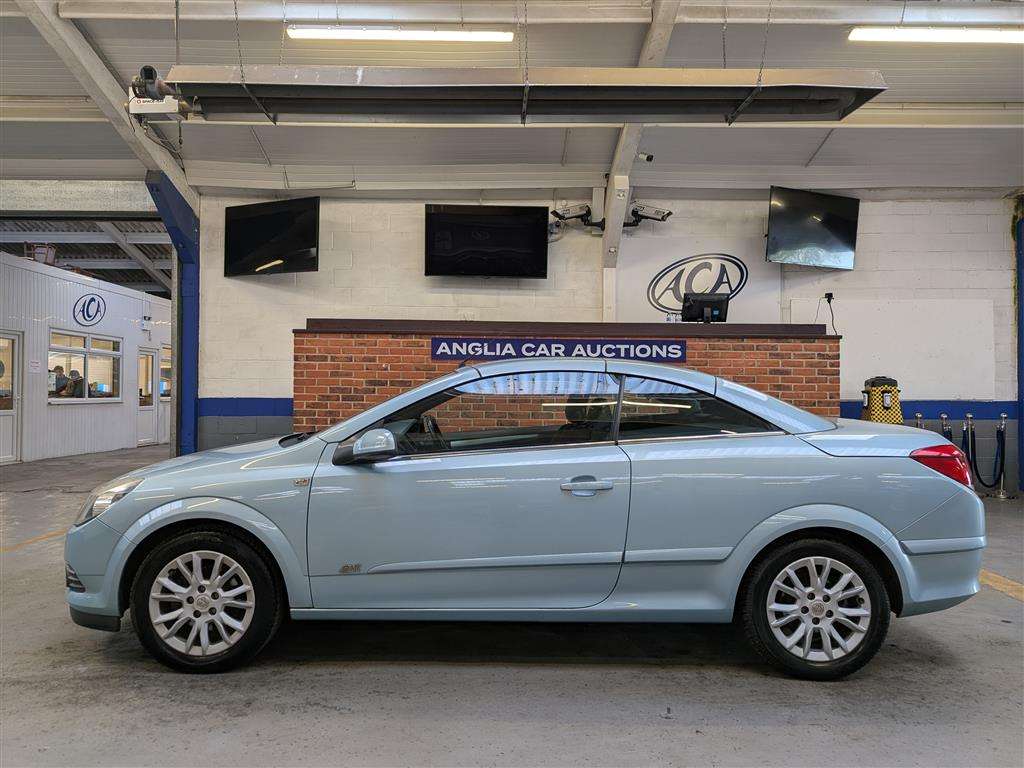 <p>2009 VAUXHALL ASTRA TWINTOP SPORT</p>