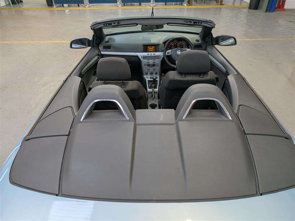 <p>2009 VAUXHALL ASTRA TWINTOP SPORT</p>