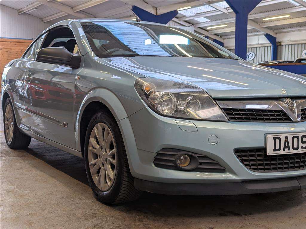 <p>2009 VAUXHALL ASTRA TWINTOP SPORT</p>