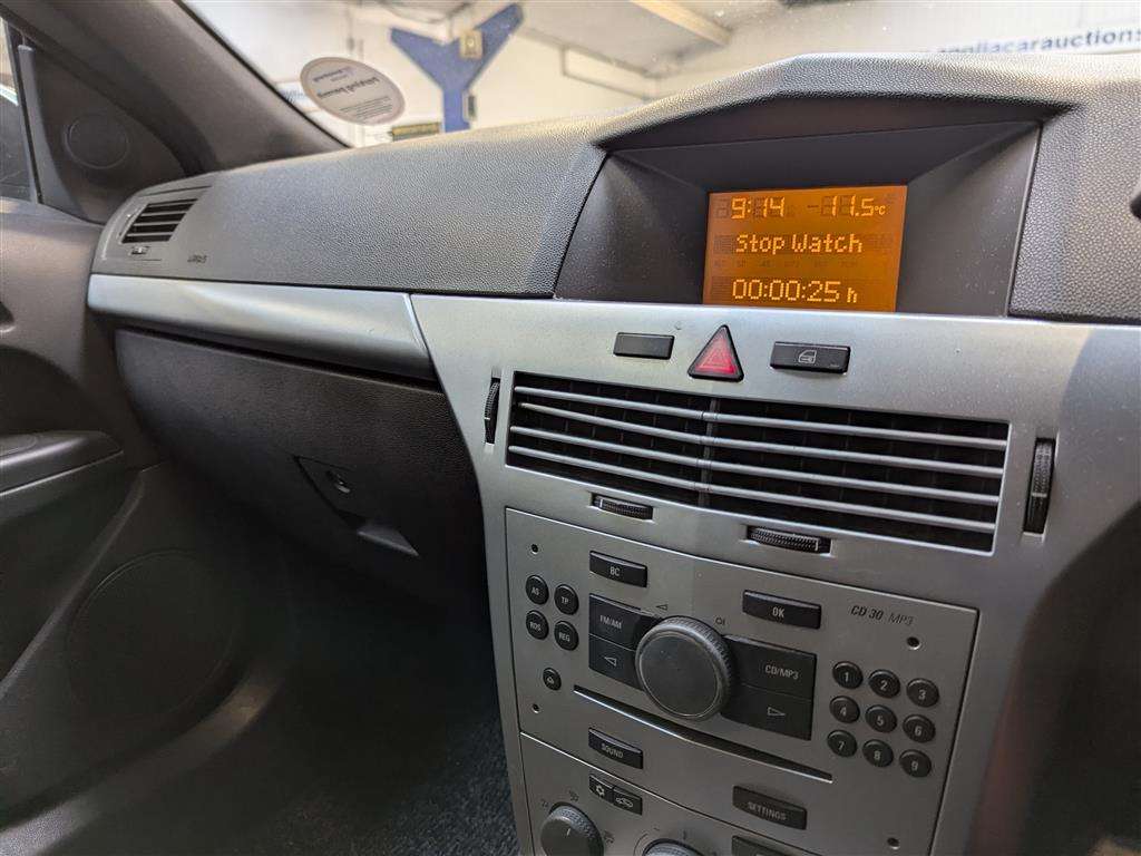 <p>2009 VAUXHALL ASTRA TWINTOP SPORT</p>