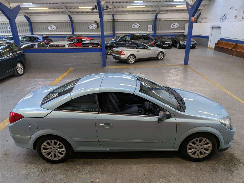 <p>2009 VAUXHALL ASTRA TWINTOP SPORT</p>