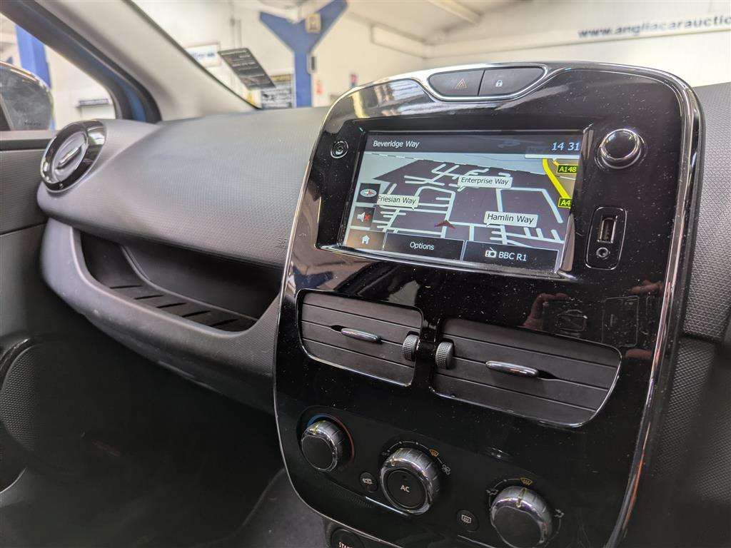 <p>2014 RENAULT CLIO DYNAMIQUE MEDIANAV</p>