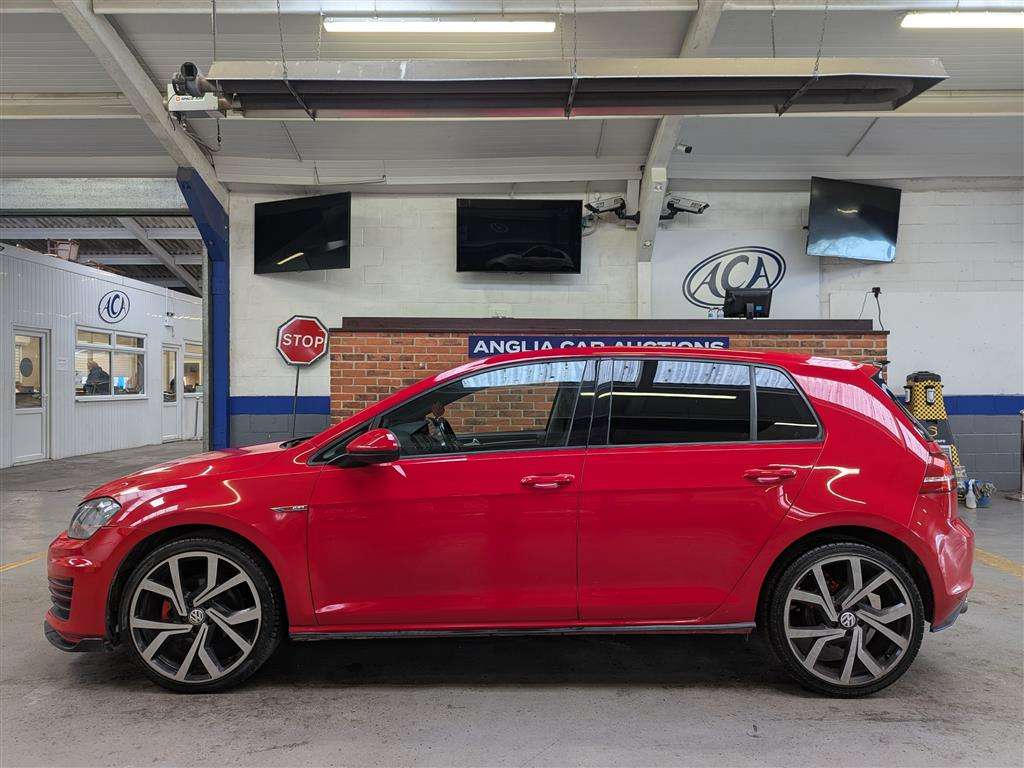 <p>2015 VOLKSWAGEN GOLF MATCH TDI BMT</p>