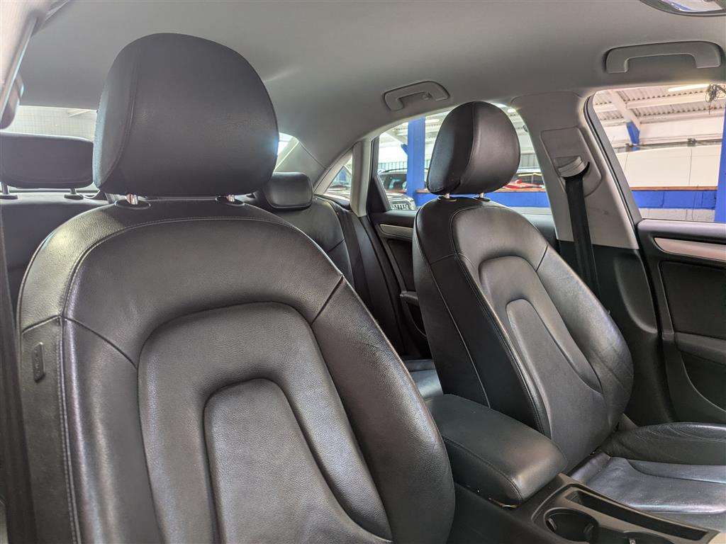 <p>2015 AUDI A4 SE TECHNIK TDI CVT</p>