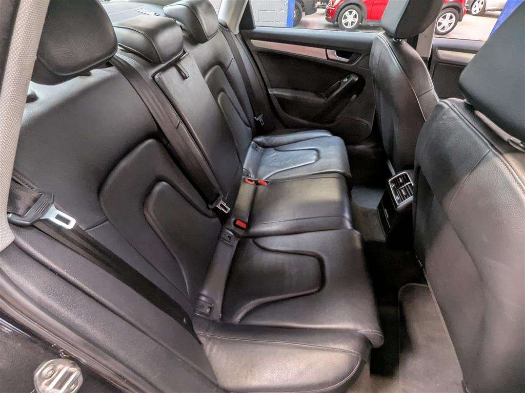 <p>2015 AUDI A4 SE TECHNIK TDI CVT</p>