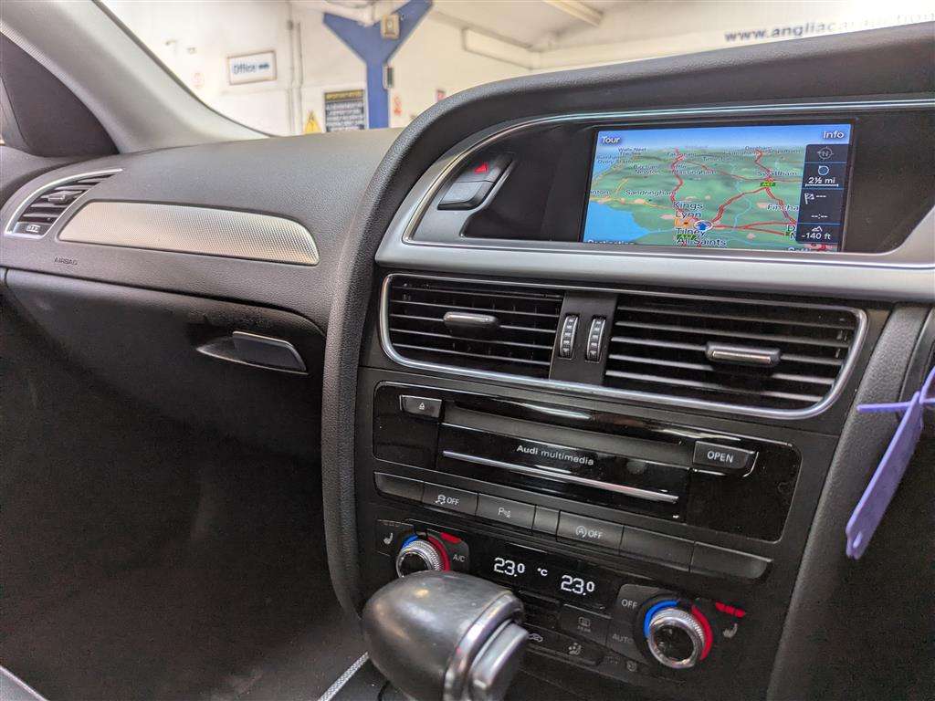 <p>2015 AUDI A4 SE TECHNIK TDI CVT</p>