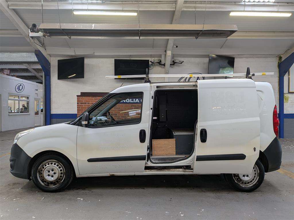 <p>2015 VAUXHALL COMBO 2300 L2H1 CDTI S/S</p>
