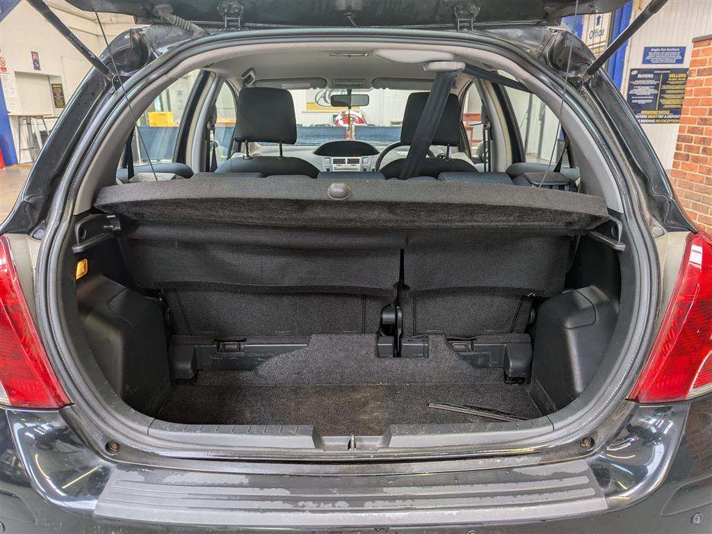 <p>2010 TOYOTA YARIS TR VVT-I</p>