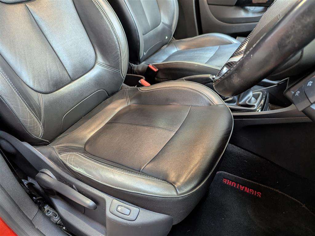 <p>2016 RENAULT CAPTUR SIGNATURE NAV TCE</p>