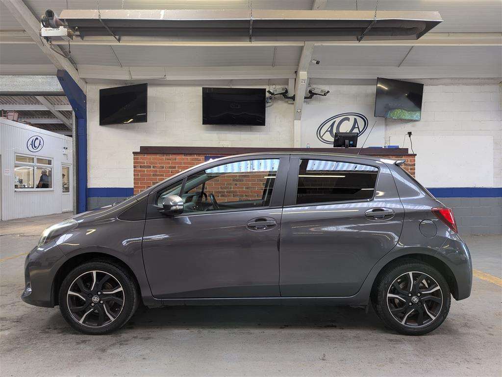 <p>2016 TOYOTA YARIS DESIGN VVT-I</p>