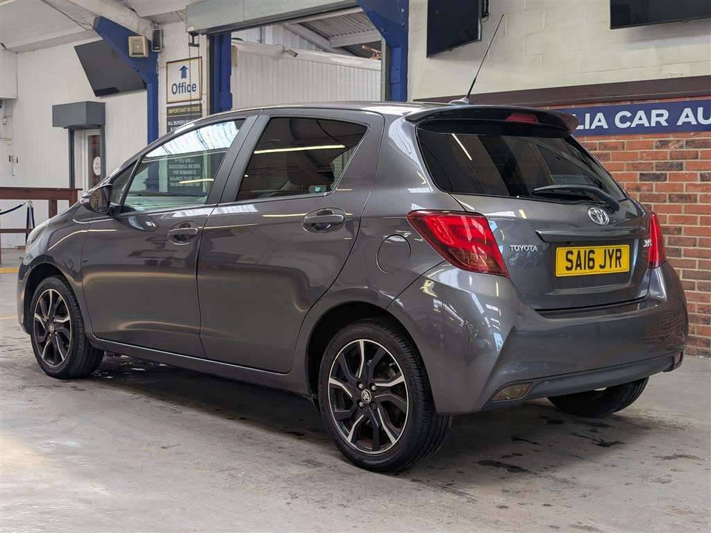 <p>2016 TOYOTA YARIS DESIGN VVT-I</p>