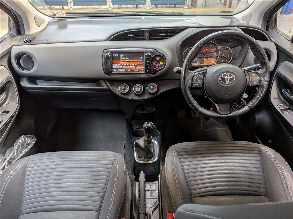 <p>2016 TOYOTA YARIS DESIGN VVT-I</p>