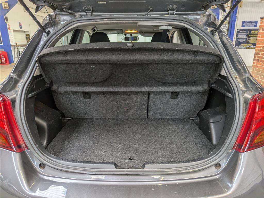 <p>2016 TOYOTA YARIS DESIGN VVT-I</p>