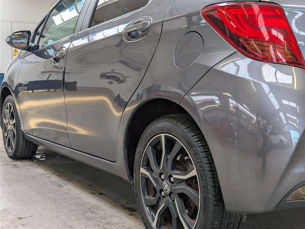 <p>2016 TOYOTA YARIS DESIGN VVT-I</p>