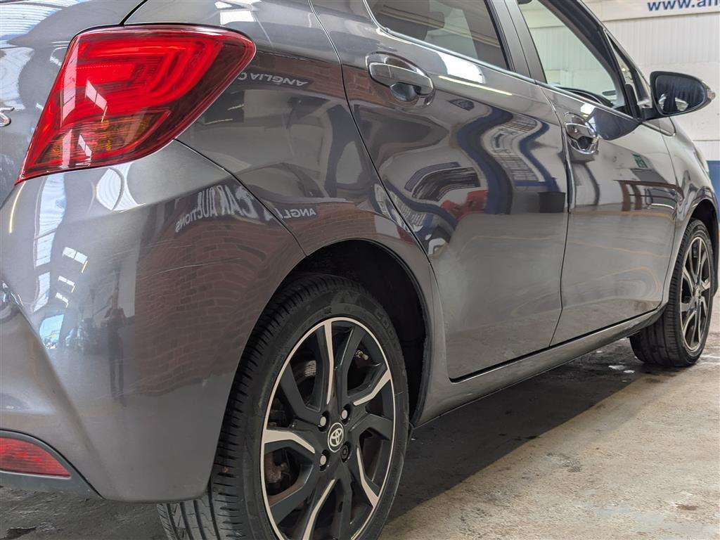 <p>2016 TOYOTA YARIS DESIGN VVT-I</p>
