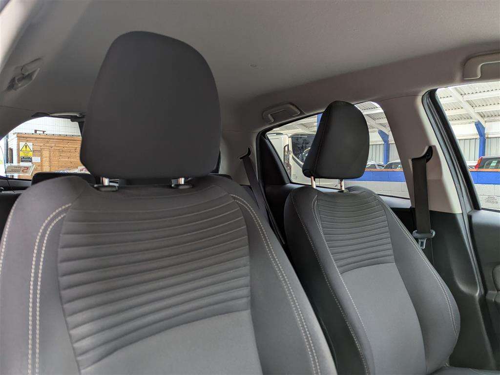 <p>2016 TOYOTA YARIS DESIGN VVT-I</p>