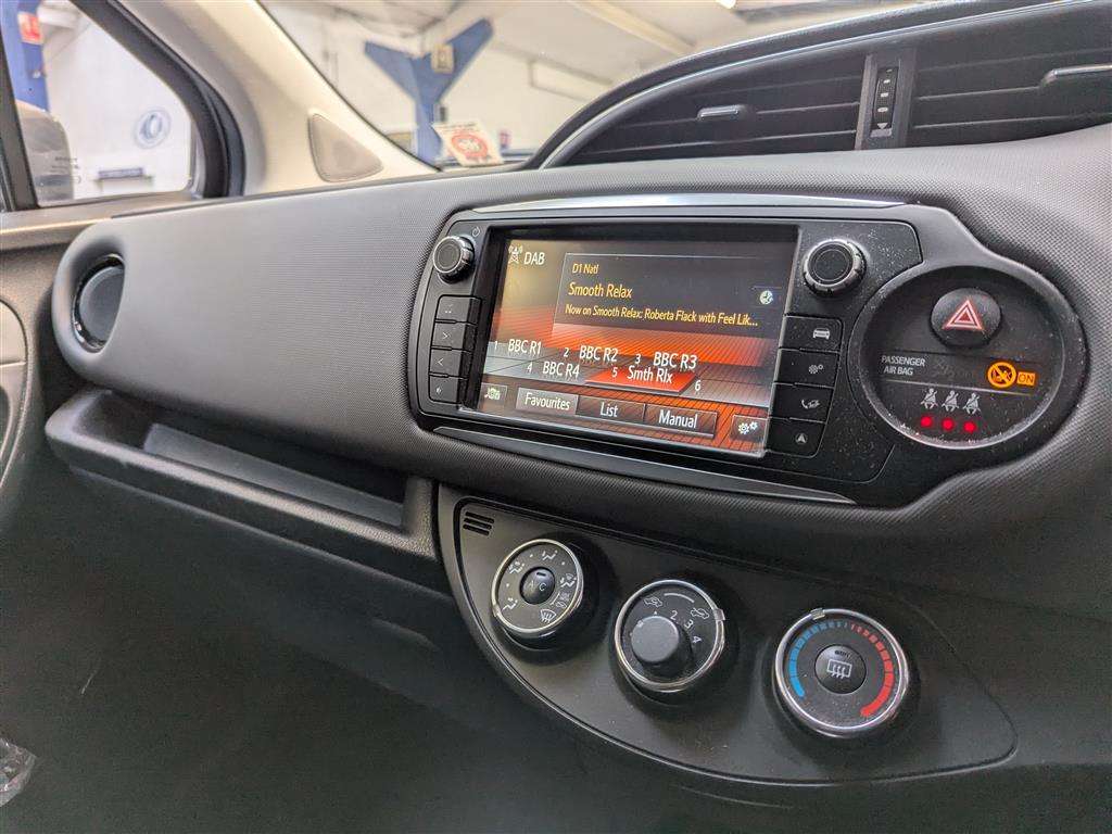 <p>2016 TOYOTA YARIS DESIGN VVT-I</p>
