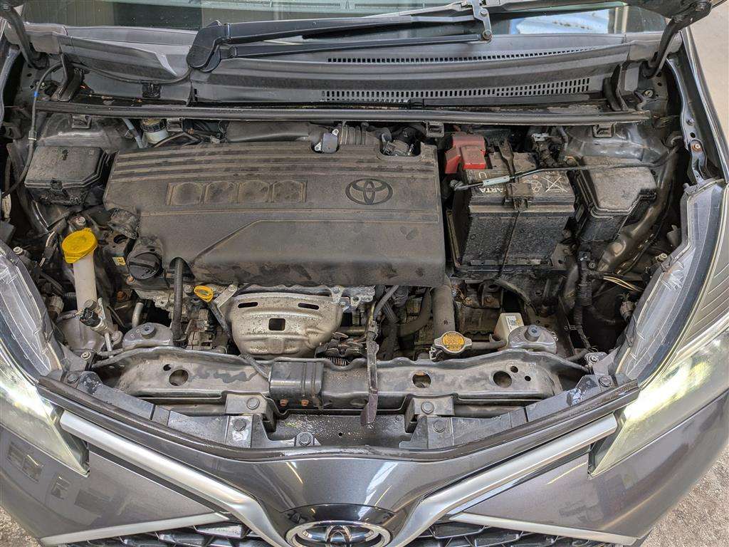 <p>2016 TOYOTA YARIS DESIGN VVT-I</p>