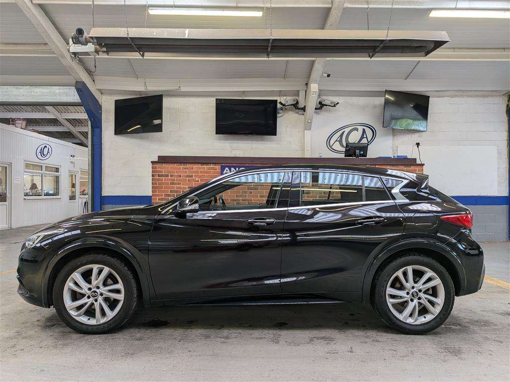 <p>2016 INFINITI Q30 PREMIUM TECH D</p>