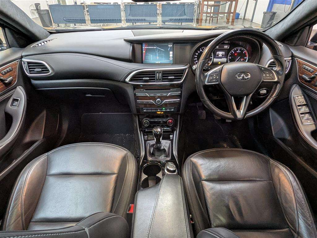 <p>2016 INFINITI Q30 PREMIUM TECH D</p>