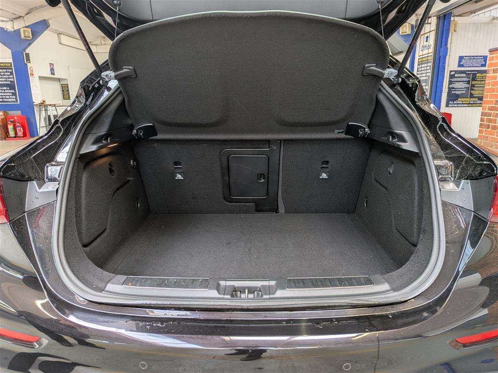 <p>2016 INFINITI Q30 PREMIUM TECH D</p>