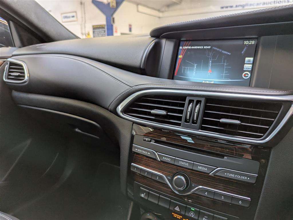 <p>2016 INFINITI Q30 PREMIUM TECH D</p>