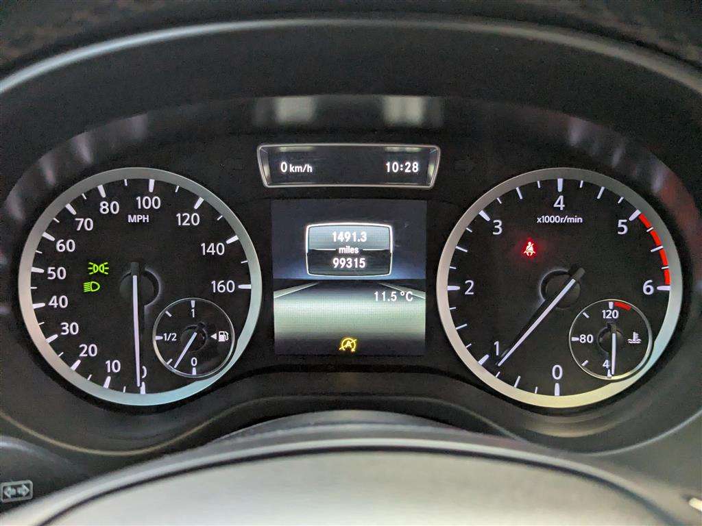 <p>2016 INFINITI Q30 PREMIUM TECH D</p>