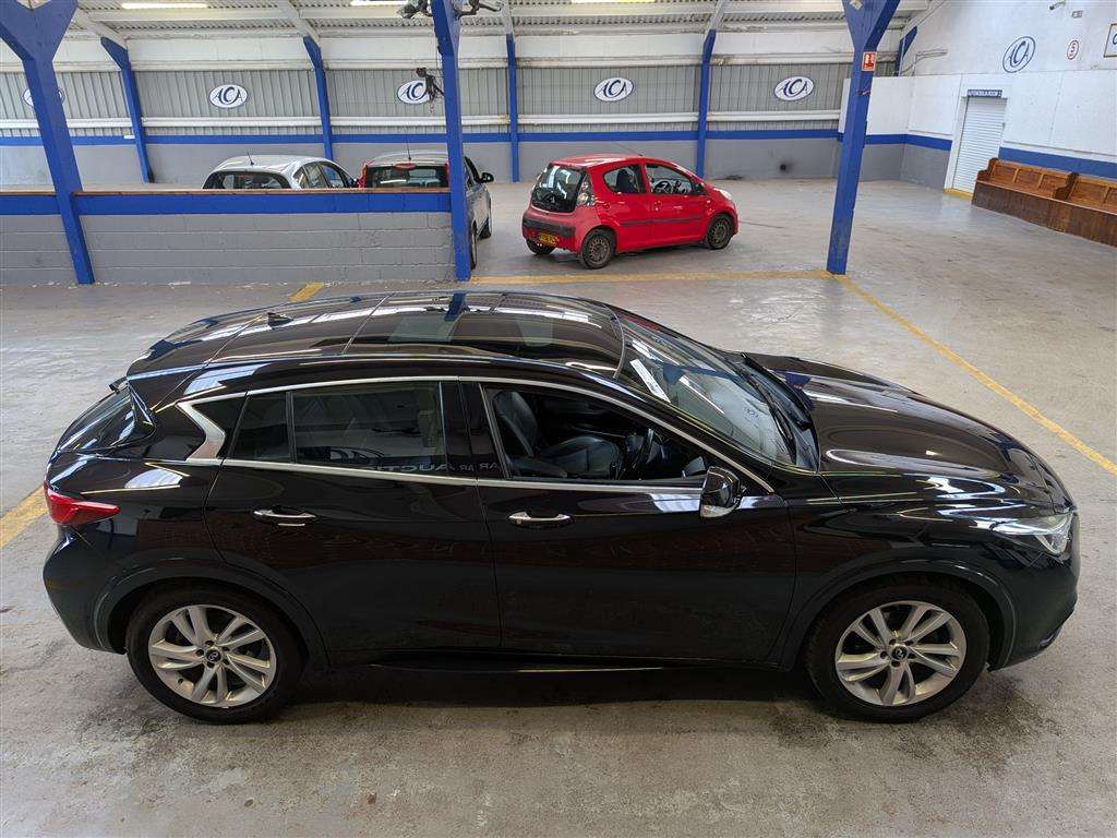 <p>2016 INFINITI Q30 PREMIUM TECH D</p>