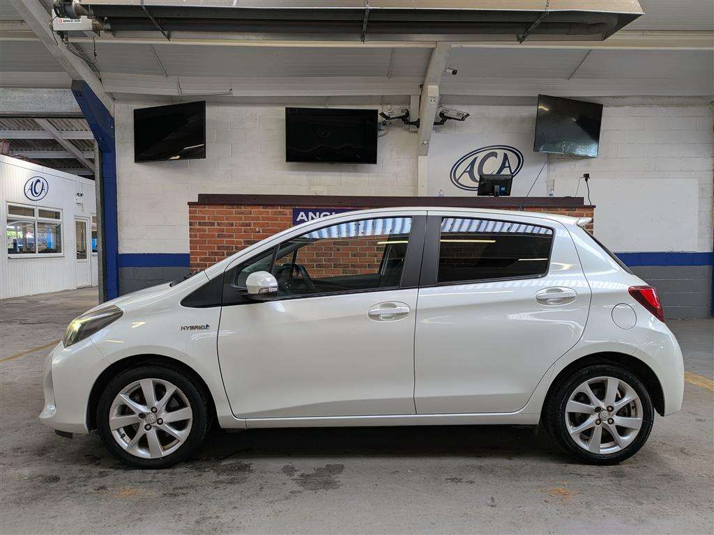 <p>2014 TOYOTA YARIS HYBRID EXCEL CVT</p>