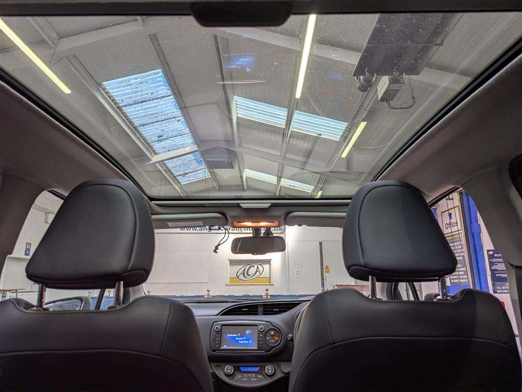 <p>2014 TOYOTA YARIS HYBRID EXCEL CVT</p>