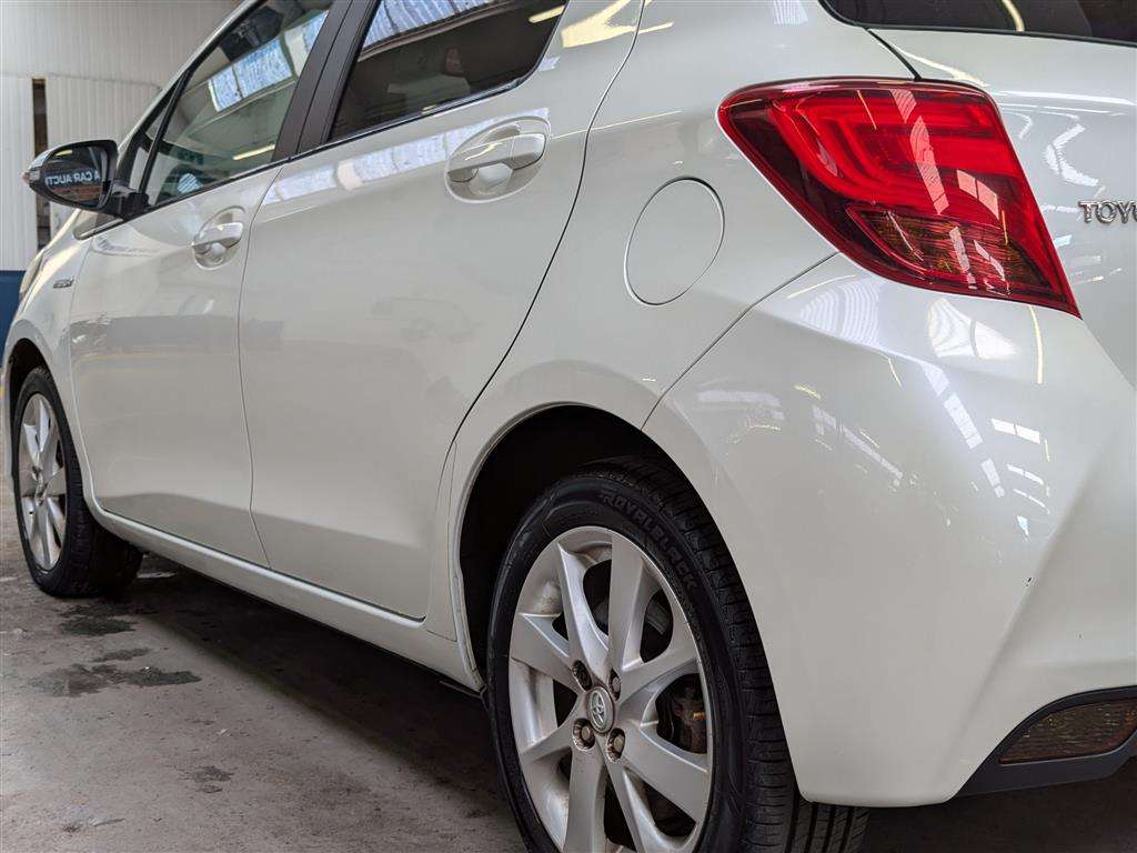 <p>2014 TOYOTA YARIS HYBRID EXCEL CVT</p>