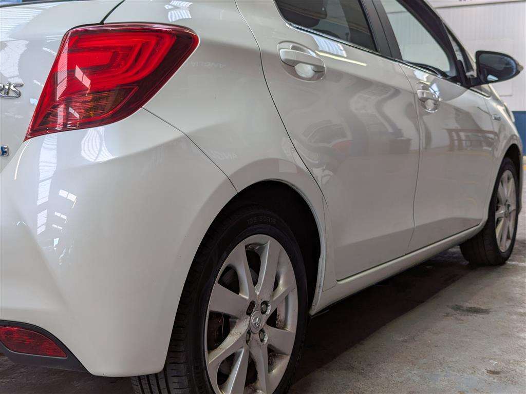 <p>2014 TOYOTA YARIS HYBRID EXCEL CVT</p>